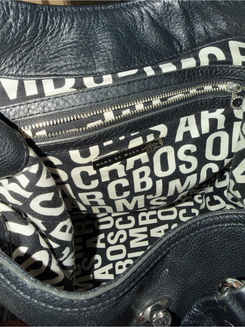 Marc Jacobs Black Leather Shoulder Bag with Turn-Lock Detail - Picture 3 of 3